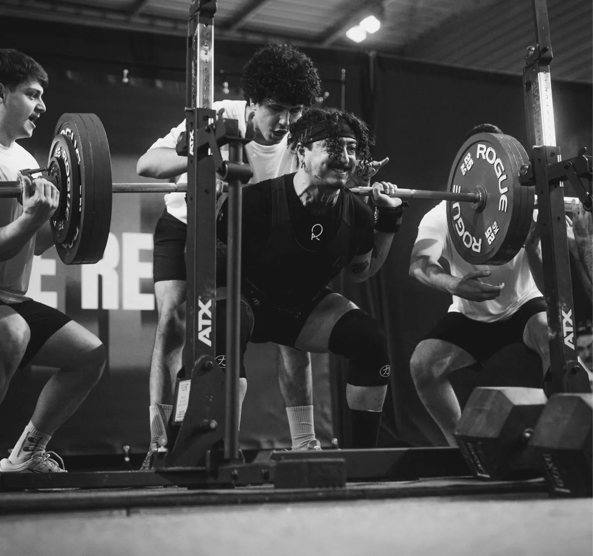 Athlète en plein squat lors d'une compétition One Rep
