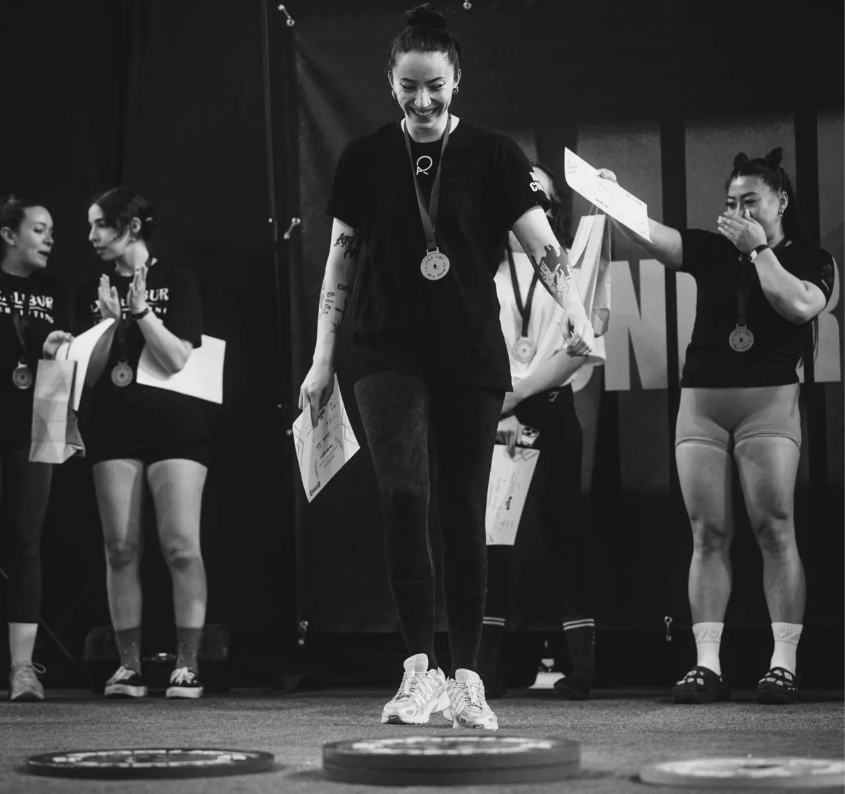 Athlètes One Rep récompensés sur un podium